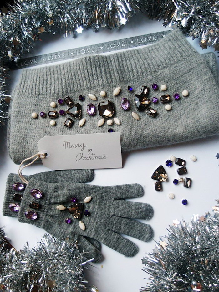 idee cadeau noel femme, écharpe et gants gris décorés de perles et pierres décoratives, guirlandes grises