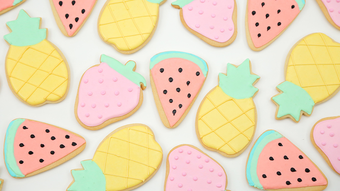glacage sucre glace de couleurs diverses pour créer des biscuits à motif pastèque, ananas et fraise