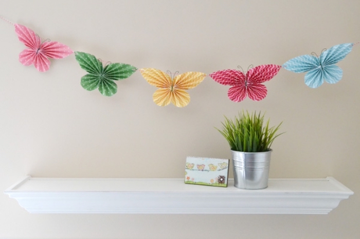 faire une guirlande en papier, décoration d'intérieur à design papillon fait main avec papier en couleur 
