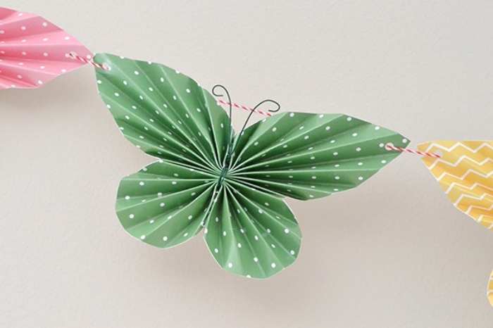bricolage enfant, projet diy facile pour la décoration de la chambre d'enfant en guirlande de papier à design papillon