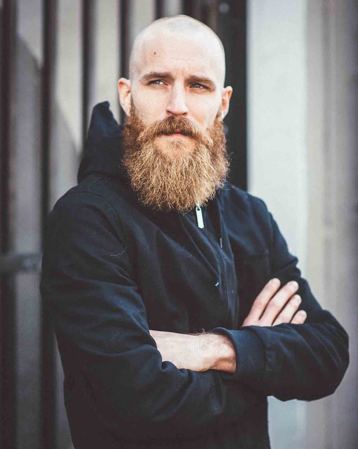 hipster style barbe avec crane rasé chauve et barbu