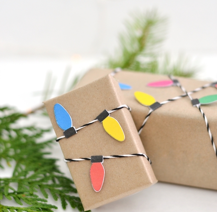 paquet cadeau noel, idée de petites boites en papier kraft décorés d un motif guirlande lumineuse en ficelle noir et blanc à motif lumières colorées