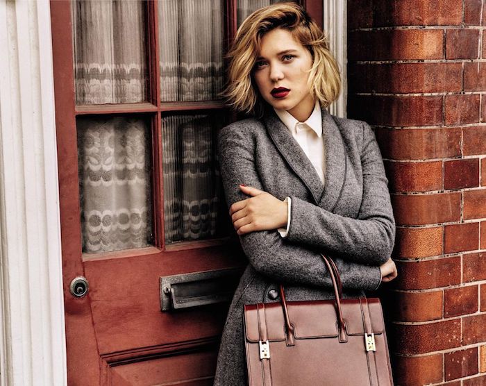 idée de carré plongeant visage rond, avec une mèche sur le côté, look stylé lea seydoux, manteau gris, chemine blanche