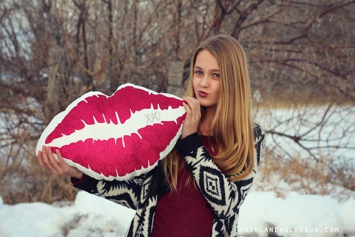 coussin en forme de lèvres rouges, exemple d accessoire décoratif chambre ado, idée cadeau ado fille pour noel