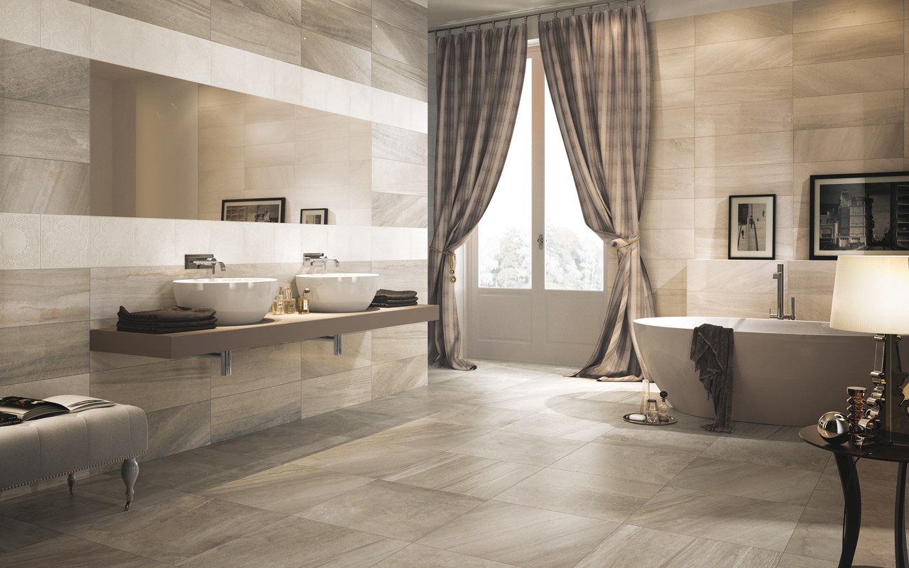 salle de bain couleur greve avec carrelage gris et beie, baignoire à poser grise, rideaux gris et blanc, vasques à poser