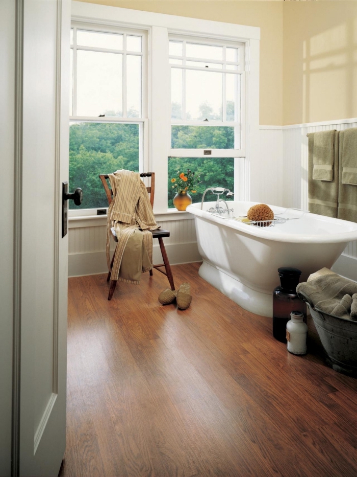 revetement de sol salle de bain, pièce humide aux murs peints en beige et blanc, salle de bain avec baignoire