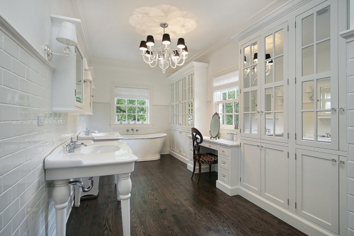 sol stratifié salle de bain, aménagement pièce humide en style vintage avec meubles et accessoires en blanc