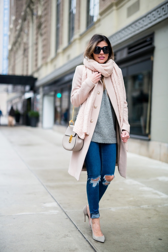 manteau femme, chaussures à talons et pull over femme en gris, manteau et écharpe longs en rose pastel