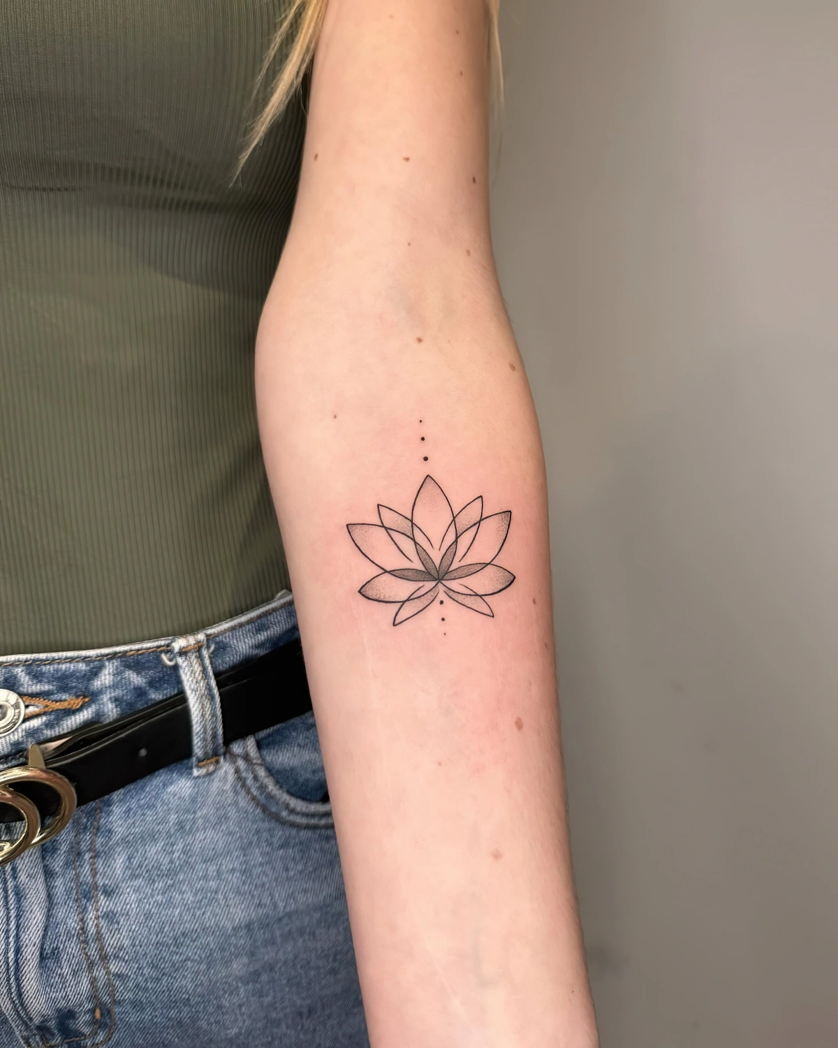 idee tatouage bras femme lotus symbole fleur dots