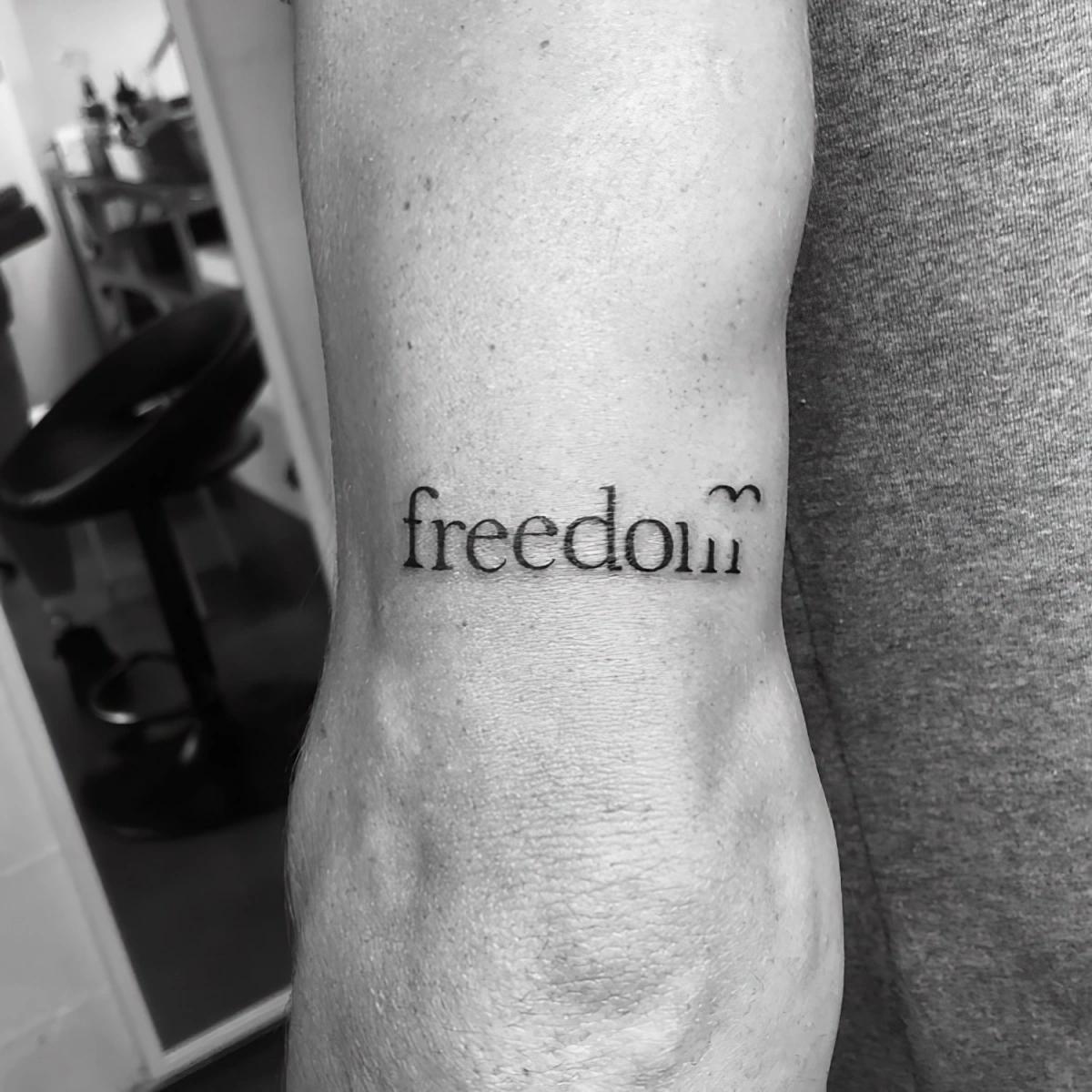 idee tatouage bras homme ecriture liberte dessin minimaliste oiseau