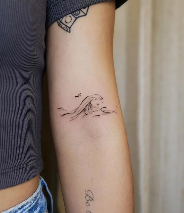 idee tatouage minimaliste bras femme nature vagues mer oiseaux