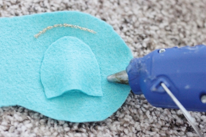 fabriquer un masque, comment utiliser le pistolet à colle chaude pour faire un masque pour dormir en tissu turquoise