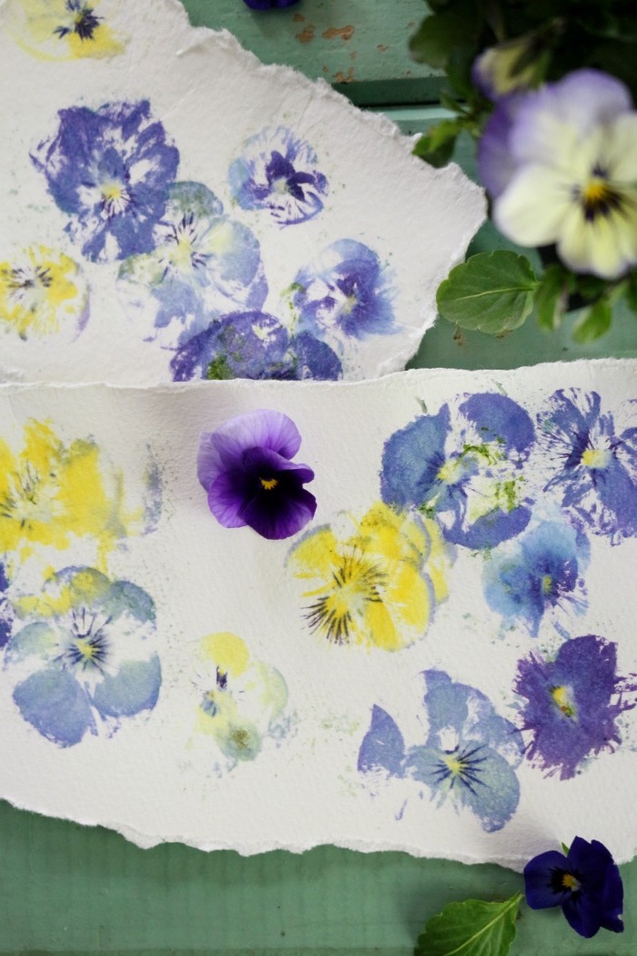 faites de l'art floral originale avec des tampons fleurs séchées imbibées de peinture aquarelle pour personnaliser vos créations