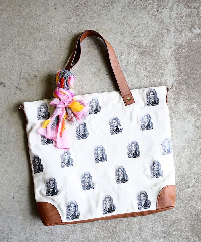 cadeau noel maman, sac à main avec motif dolly parrton et fichu coloré, comment customiser un sac à main