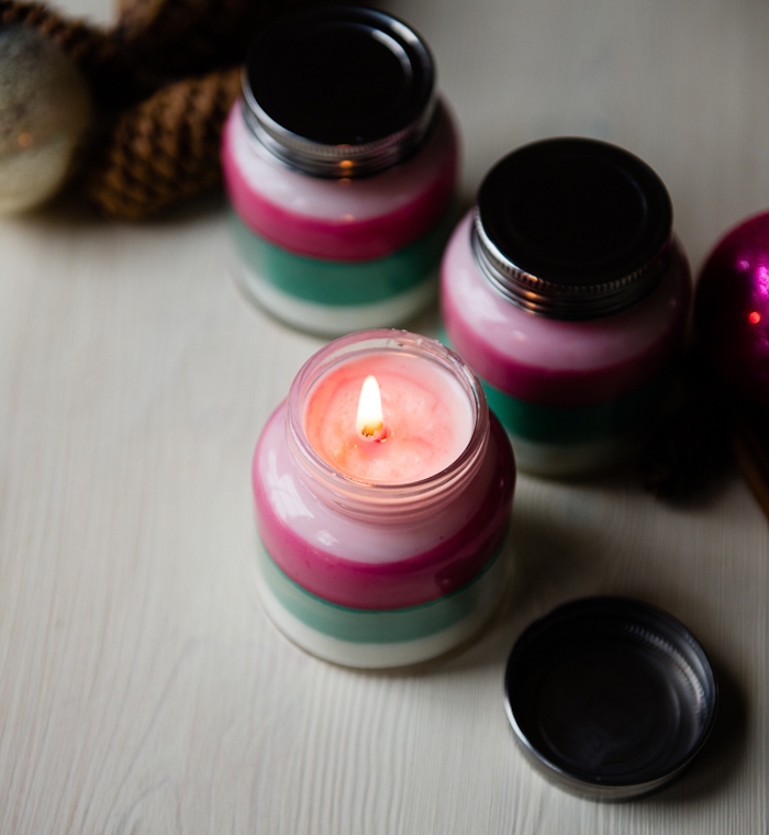 idée cadeau noel femme, bougies dans un pot en verre avec des couches de différentes couleurs
