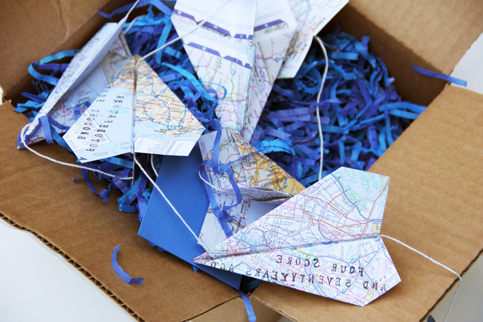 pliage avion origami en carte routière pour réaliser une guirlande de fête originale