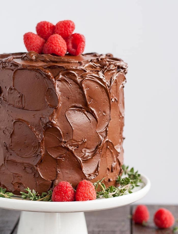 exemple de glacage au chocolat simple, un gâteau couvert de chocolat au lait avec topping de framboises