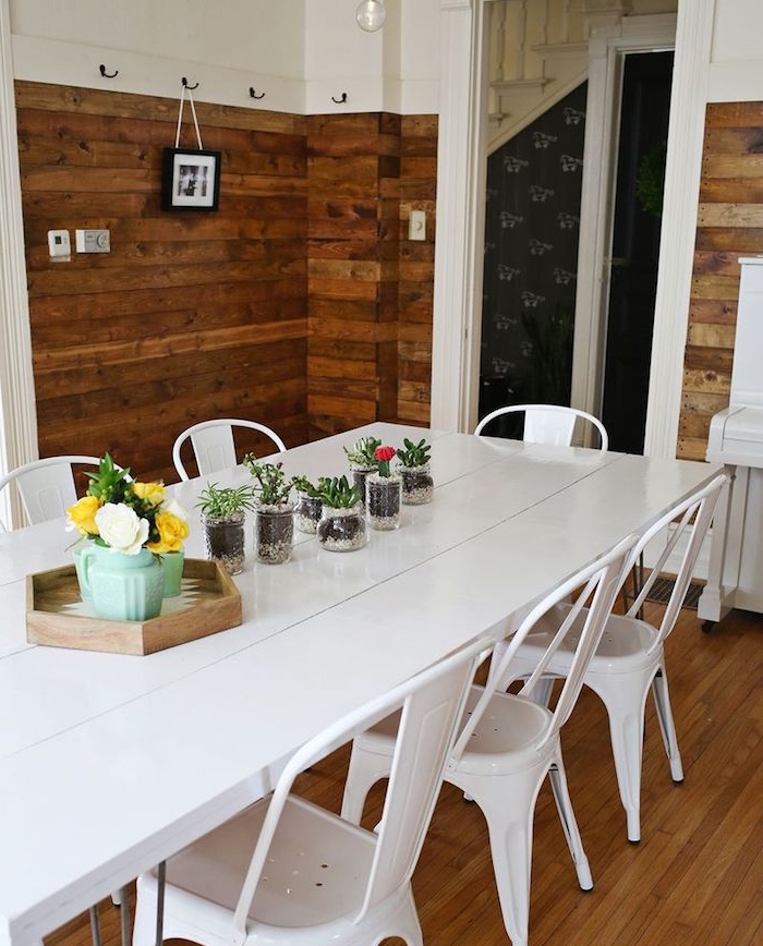 table et chaises salle à manger repeintes en blanc, deo centre de table floral, salle à manger à revêtement en bois, projet pour customiser un meuble