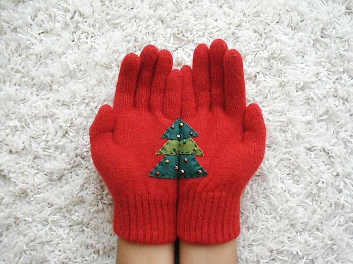 idée de cadeau meilleure amie pour noel, gants rouges décorés de sapins en tissu et petites perles décoratives