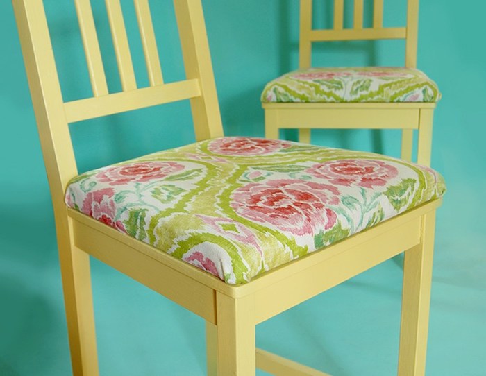 idée de chaise relookée avec de la peinture jaune et tapisserie à imprimé floral sur un fond bleu ciel