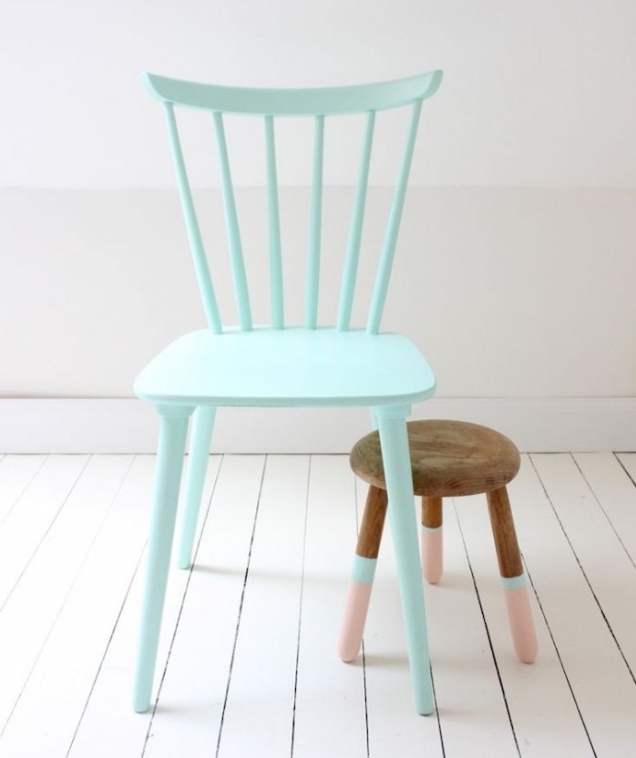 chaise relookée repeinte en bleu, et tabouret en bois à pieds rose et bleu, parquet blanc, customiser meuble