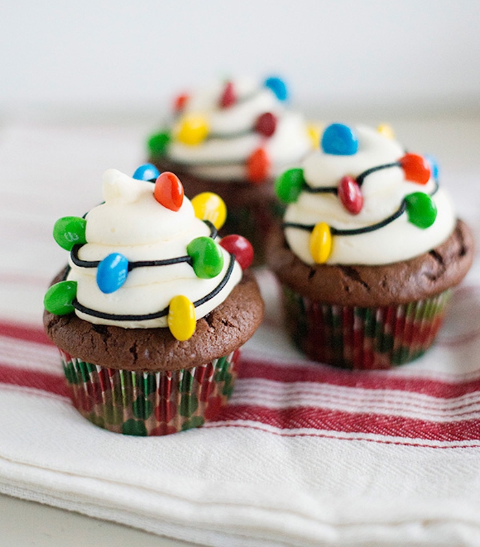 exemple de cupcakes au chocolat, petits gateaux de noel, comment faire un glacage blanc, decoration de bonbons mm