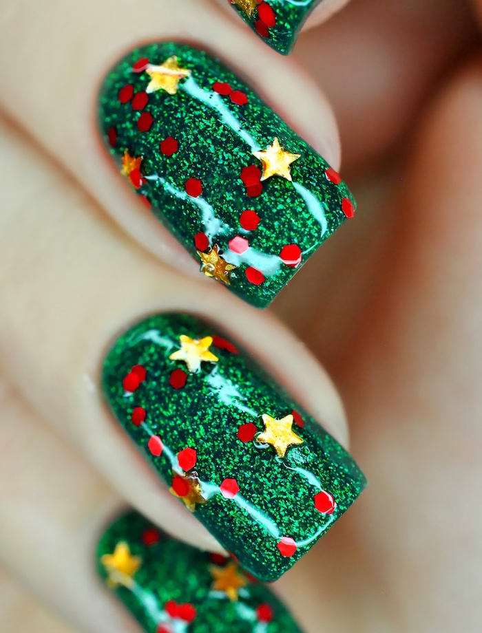 idée de nail art noël facile vernis à ongles vert et decoration de pois rouges et étoiles jaunes, effet bling bling
