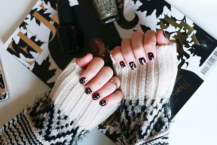 nail art noel noir avec des motifs argentés en paillettes et pull e noir et blanc, magazine femme
