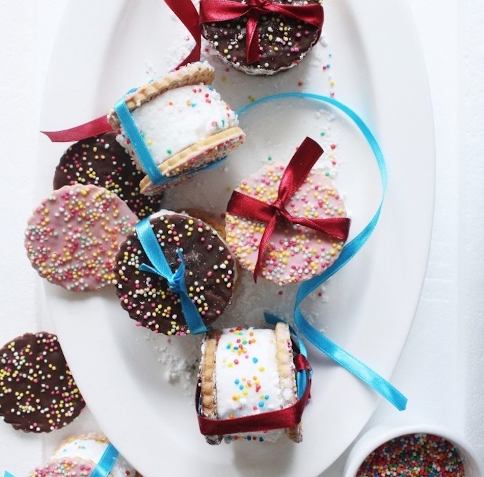 idée de dessert de noel original, murshmallow, guimauve entre deux biscuits e decoration de billes colorées