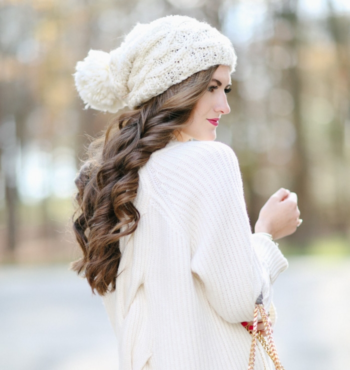 coiffure facile de noel, cheveux longs ondulés, chapeau blanc et gilet blanc, look femme hiver, flacon de neige
