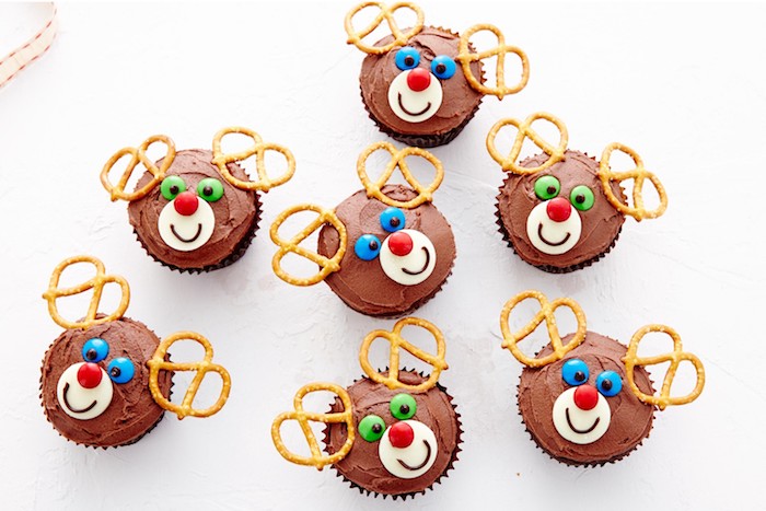 petits gateaux de noel, recette de cupcake au chocolat avec glaçage crème cacao, décors museau et des yeux sucrés et bois en bretzels, motif rudolphe le renne