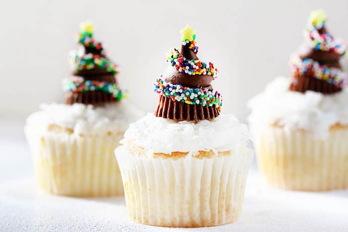 petits gateaux de noel, recette cupcakes à la vanilel avec glaçage blanc et décor en chocolat, sapin de noel en bonbons