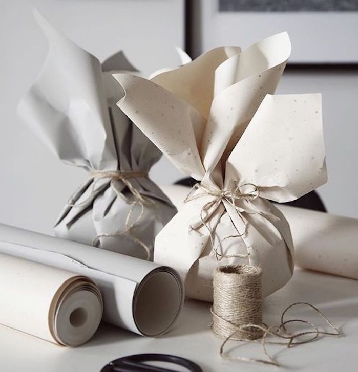comemnt emballer un cadeau rond dans du papier ordinaire avec ficelle de chanvre pour nouer, paquet simple