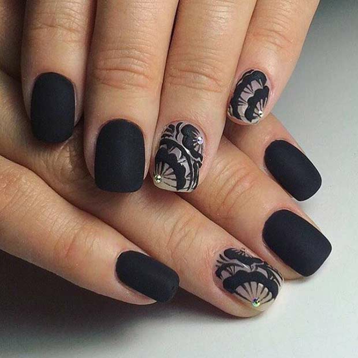 Black matte nail designs mat nailpolish nails matte noir matte originale ongle fleurs noirs sur base beige