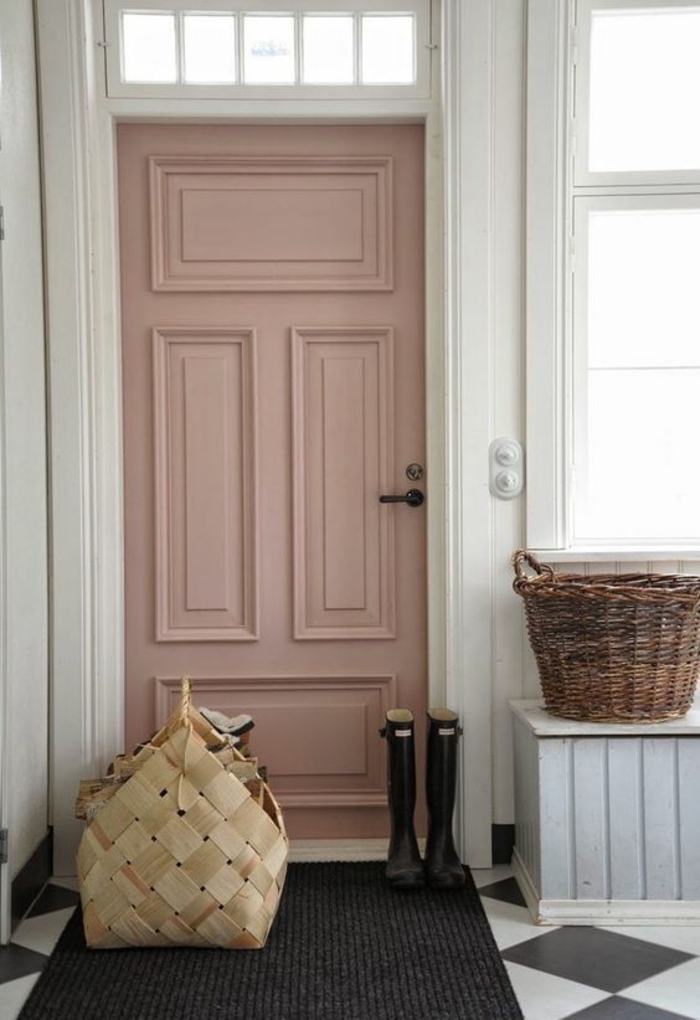 quelle couleur pour un couloir, blanc et gris pour le carrelage,tapis gris anthracite, murs blancs, porte rose, banc en gris pastel et blanc
