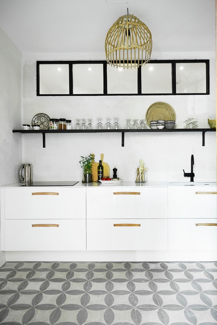carreaux de ciment cuisine, objets décoratifs en finition métallique dorée, étagère murale noir matte, armoires cuisine blanche