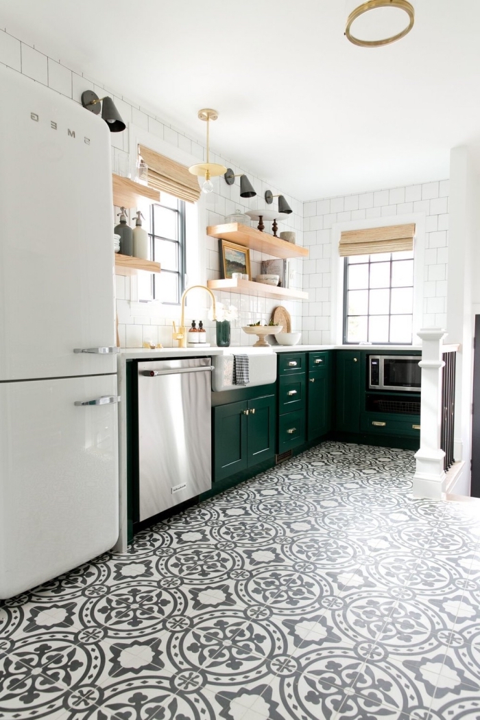 cuisine carreaux de ciment sur le sol en blanc et noir aux motifs végétales, étagère murale en bois clair