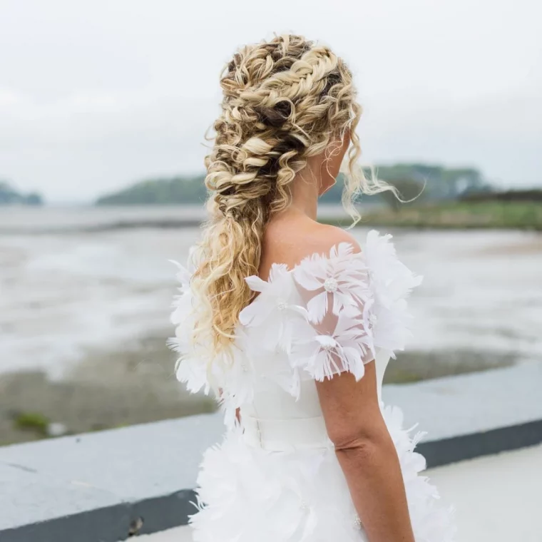 inspiration coiffure tresses cheveux boucles mariage femme robe blanche