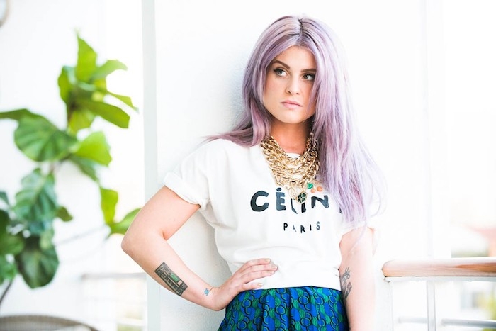 modele de coupe de cheveux visage rond, dégradé femme aux cheveux coloration violette, tee shirt blanc et jupe bleu et vert