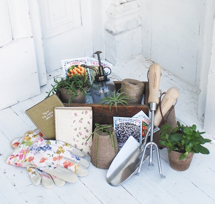 kit outils de jardinage, gants, fleurs et instruments, idée cadeau femme 50 ans et cadeau de noel pour se faire un jardin