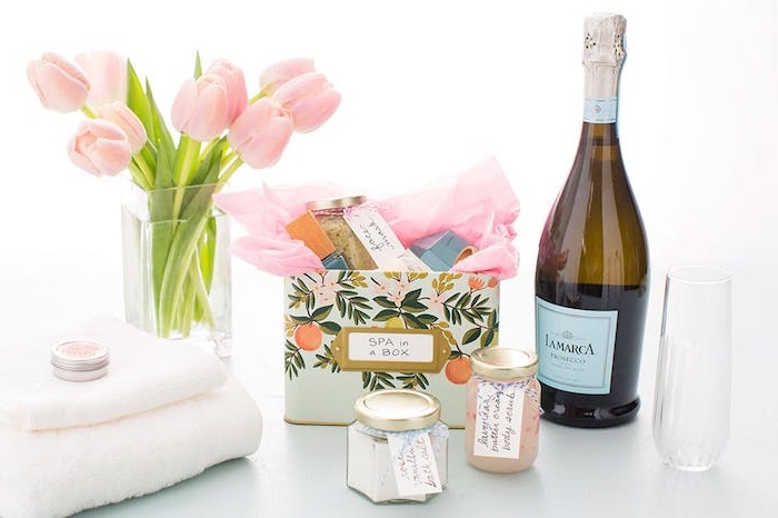 cadeau femme noel, des produits spa, soin corps dans une boite à motifs vintage, bouquet de tulipes, bouteille de champagne, serviettes