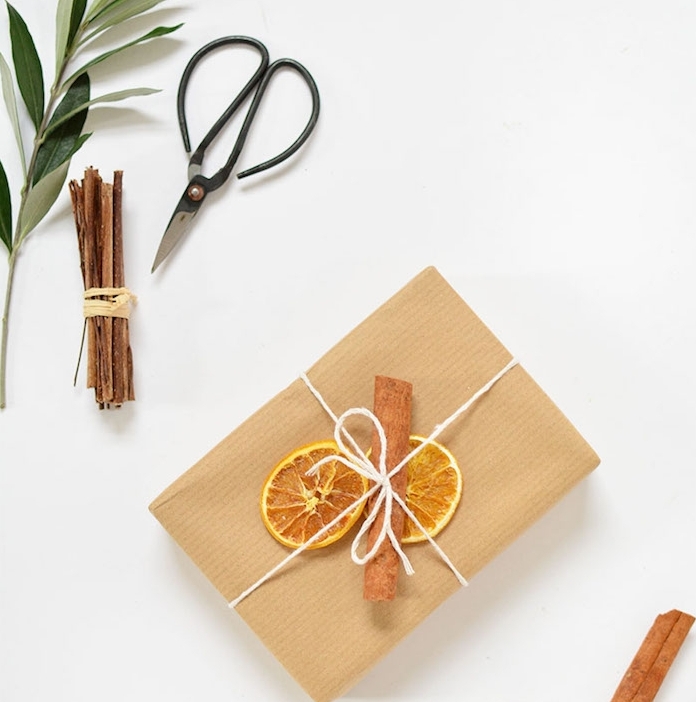 papier cadeau kraft décoré de ficelle blanche, rondelles d orange séché et cannelle, idée simple et originale