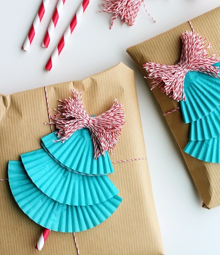 faire un paquet cadeau en papier kraft avec décoration de caissettes à muffins bleues et faisceau de ficelles rouge et blanc