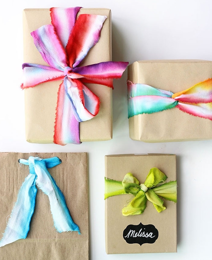 sachet craft et boite cadeau carton emballé dans du papier kraft, ruban tie and dye coloré effet aquarelle