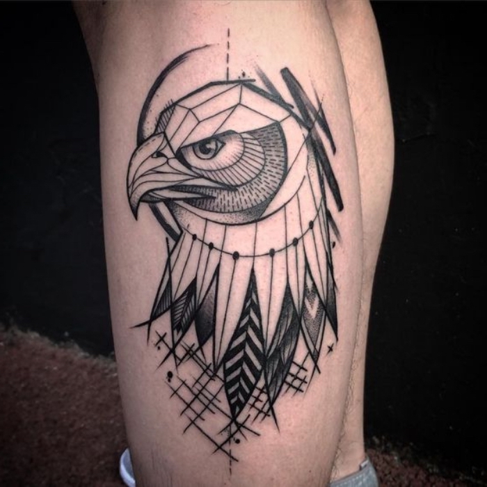 tatouage homme, tattoo ethnique sur jambe avec dessin aigle aux motifs tribal et plumes 
