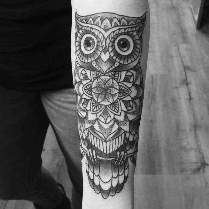 signification tatouage, art corporel en encre à design hibou aux motifs mandala et fleurs