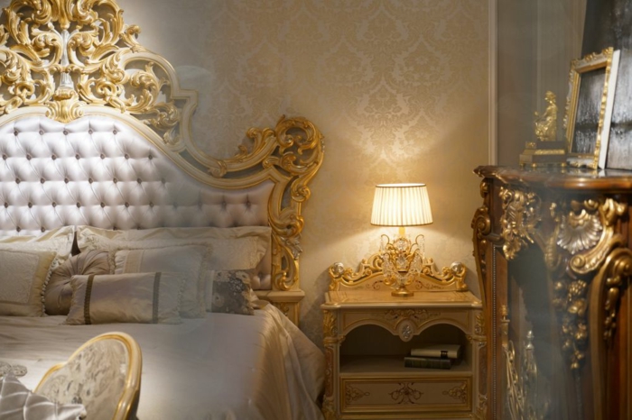 lit baroque blanc, tete de lit blanche capitonnée, chevet doré, lampe baroque