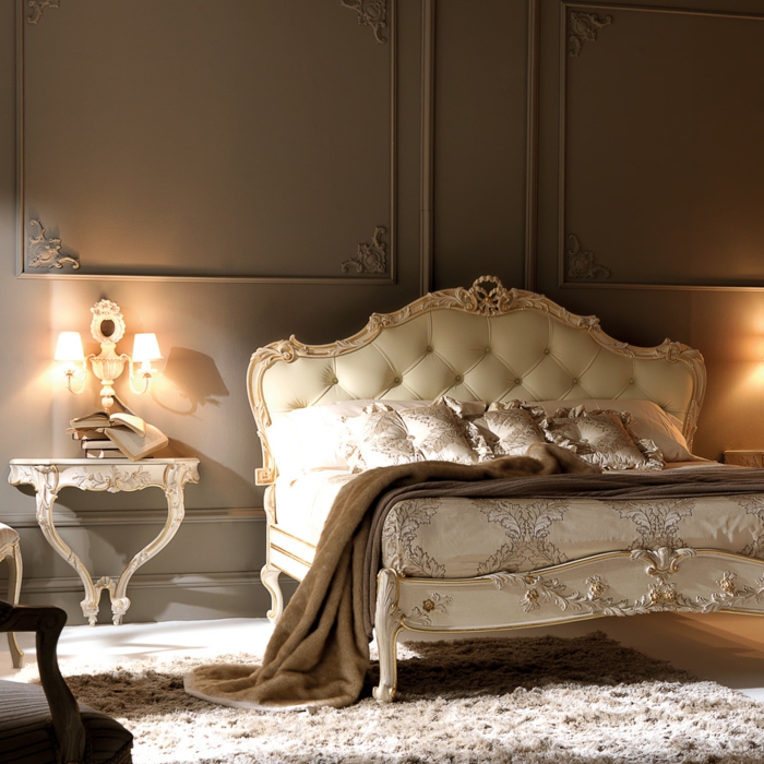 lit baroque blanc, tapis blanc, lit couleur champagne, applique au-dessus de petit chevet