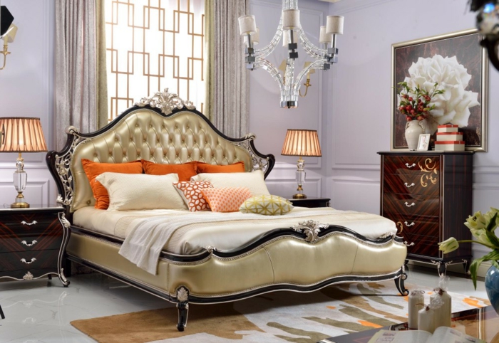 grand lit baroque dans une chambre, peinture de bouquet, commode baroque vintage