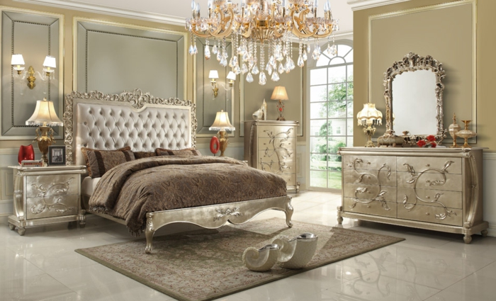 lit baroque, tete de lit caitonnée, couleur grise, chandelier géant, commode beige